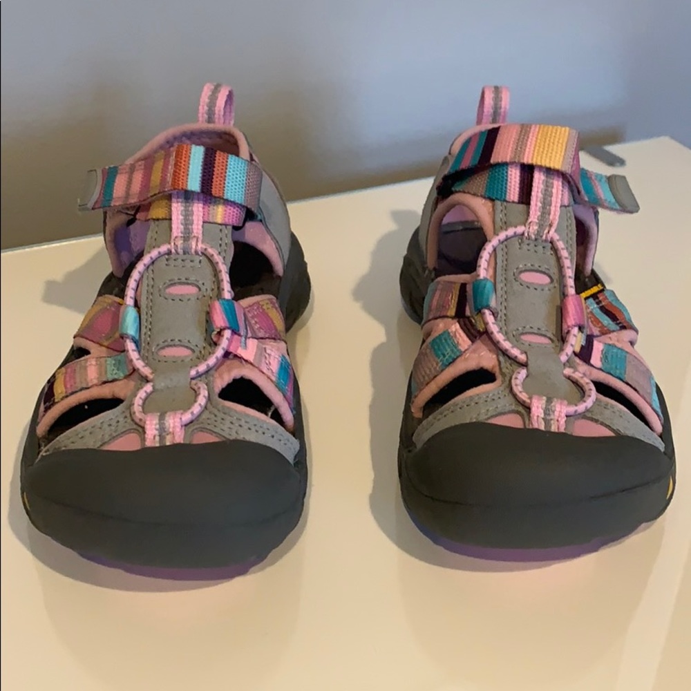 NWT Girls Keen water shoes.